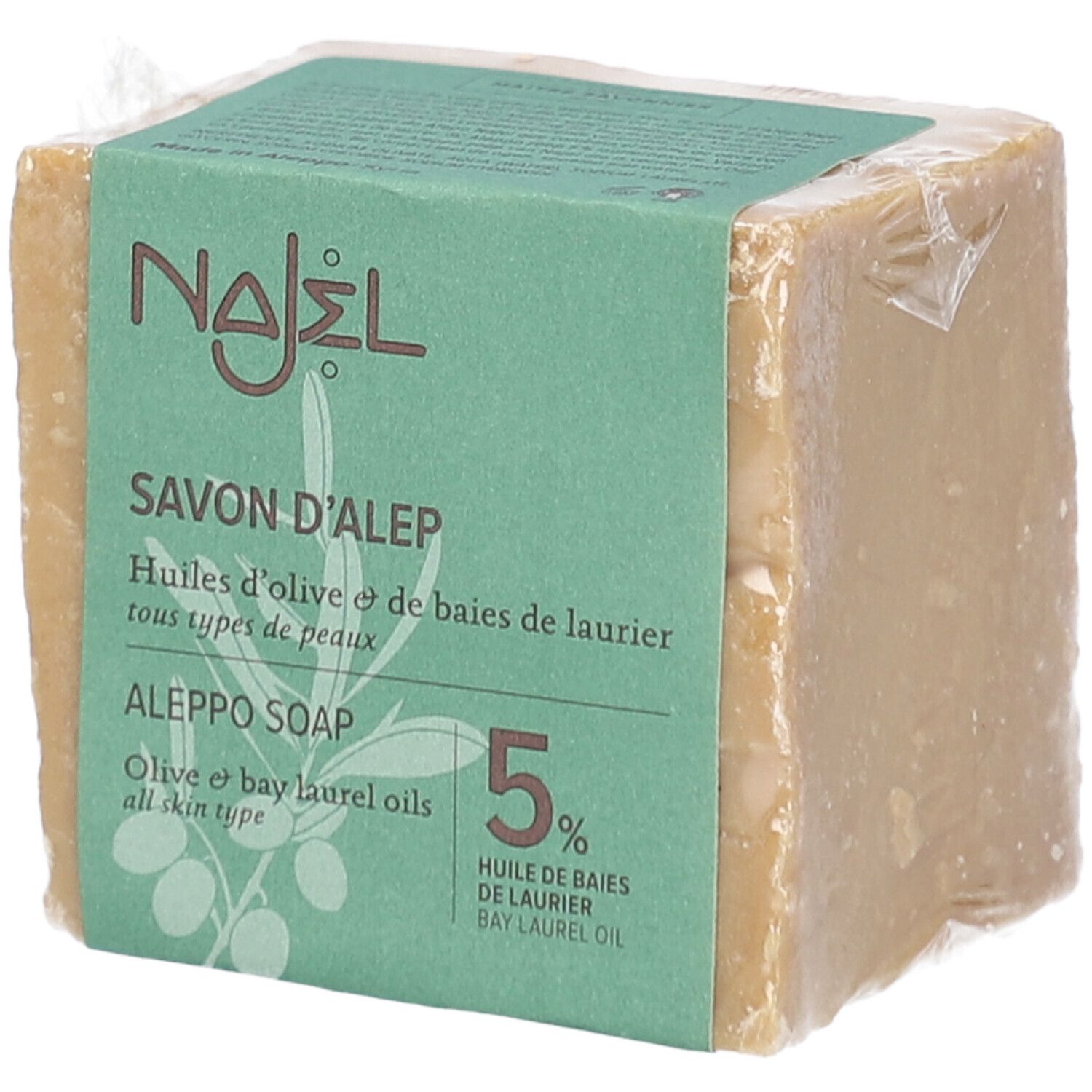 Blokzeep verpakt in folie. Op de verpakking staat "NAJEL Savon d'Alep 5%" en "Aleppo Soap".