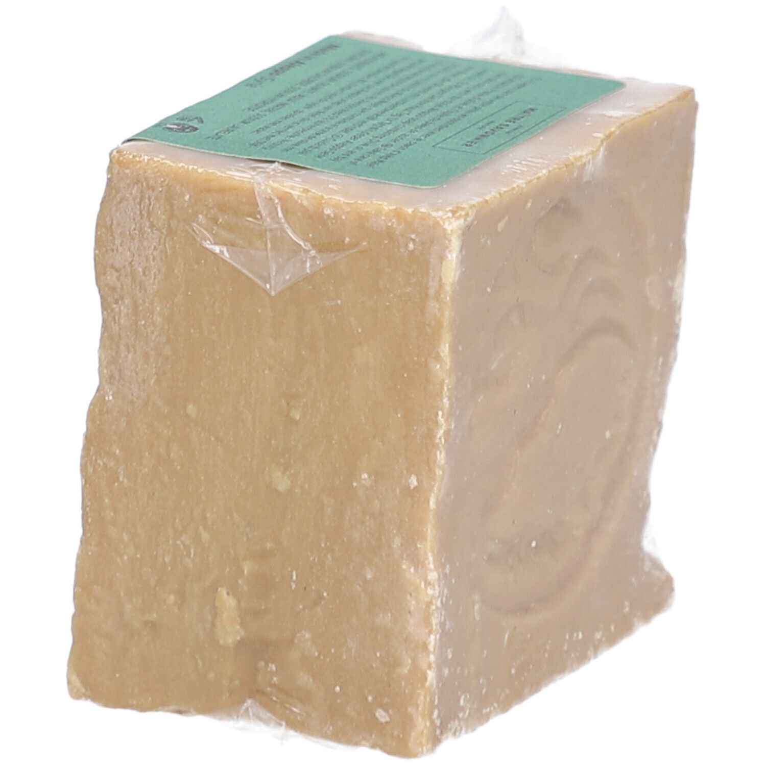Blokzeep verpakt in folie. De zeep heeft een onregelmatige vorm.