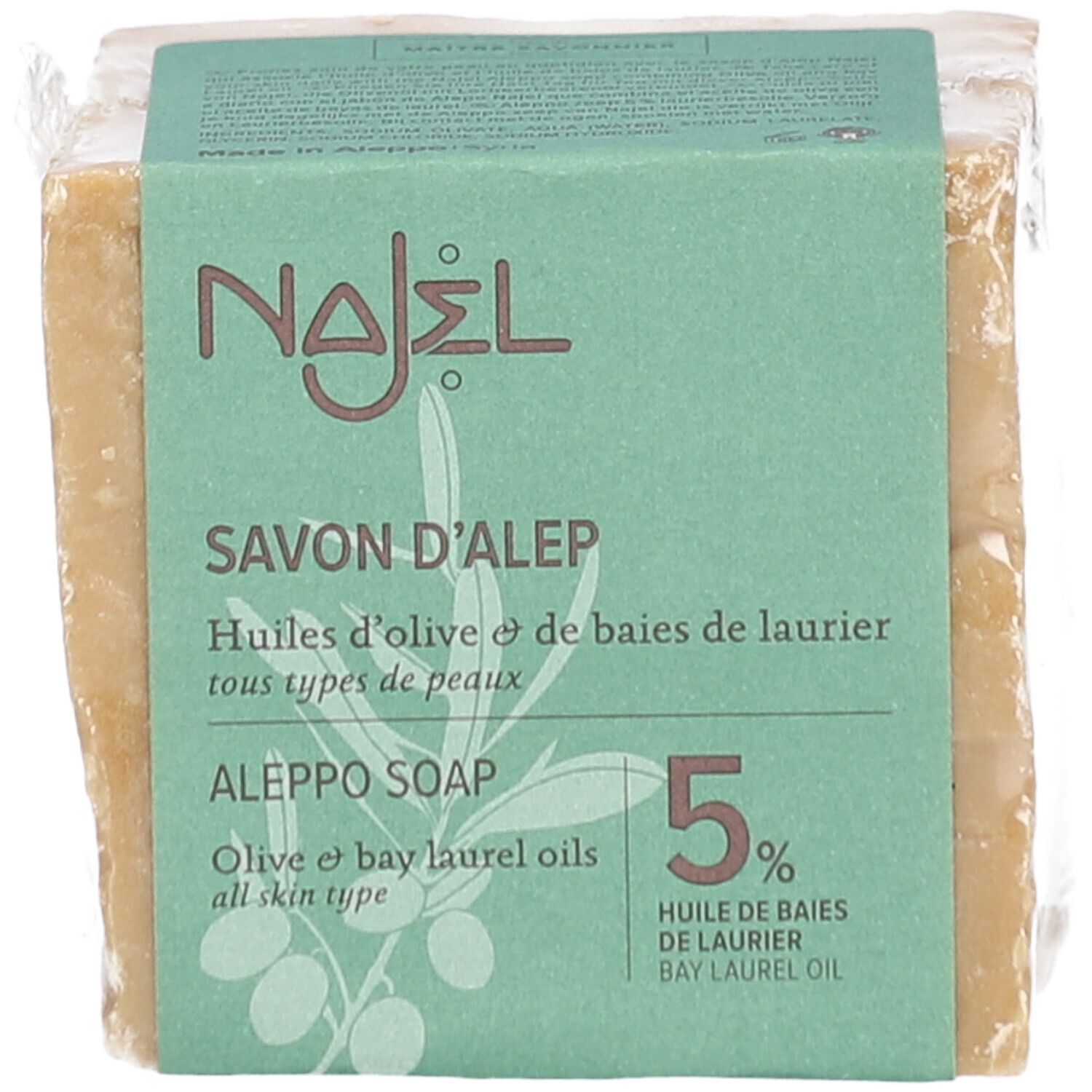 Blokzeep verpakt in folie. Op de verpakking staat "NAJEL Savon d'Alep 5%" en "Aleppo Soap".