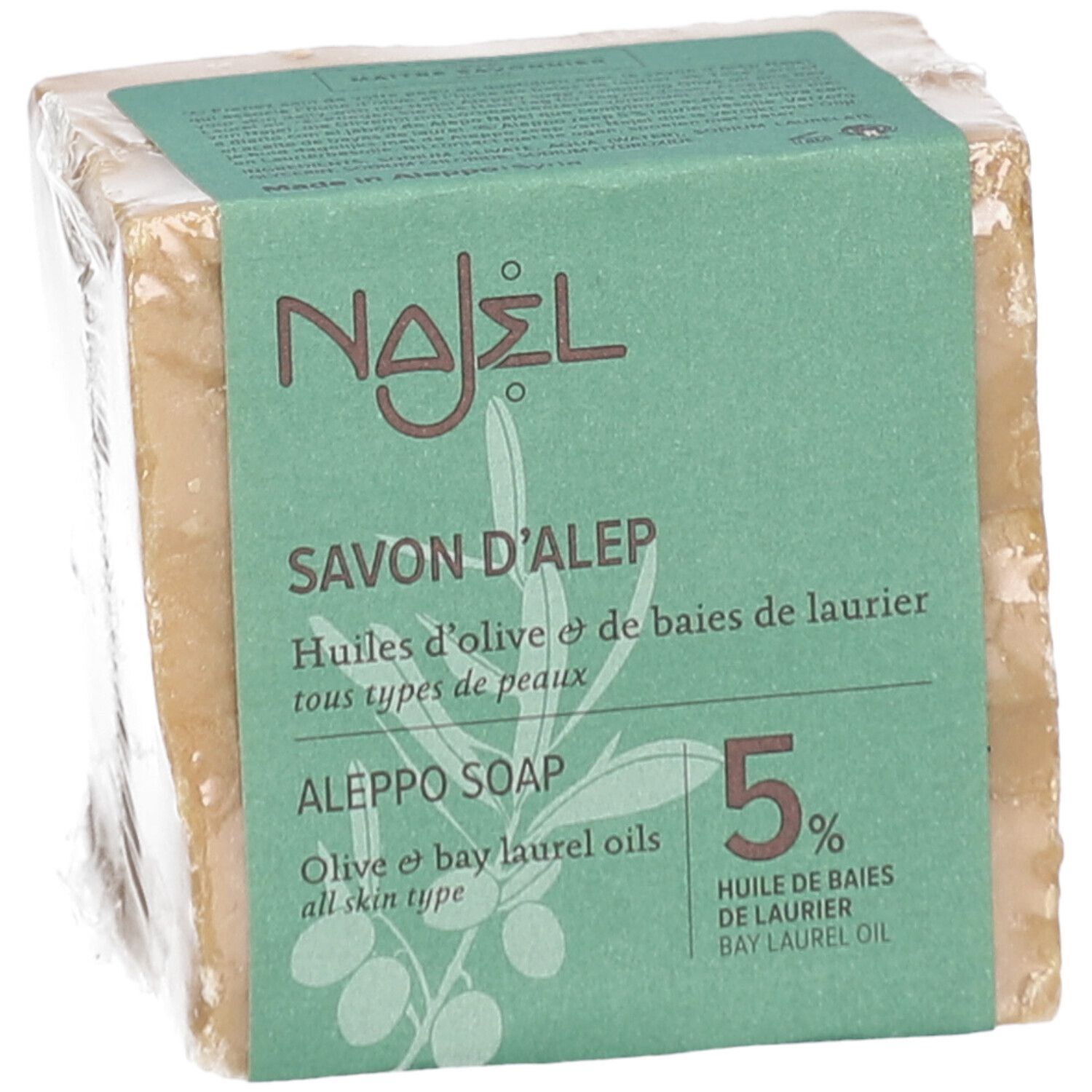 Blokzeep verpakt in folie. Op de verpakking staat "NAJEL Savon d'Alep 5%" en "Aleppo Soap".