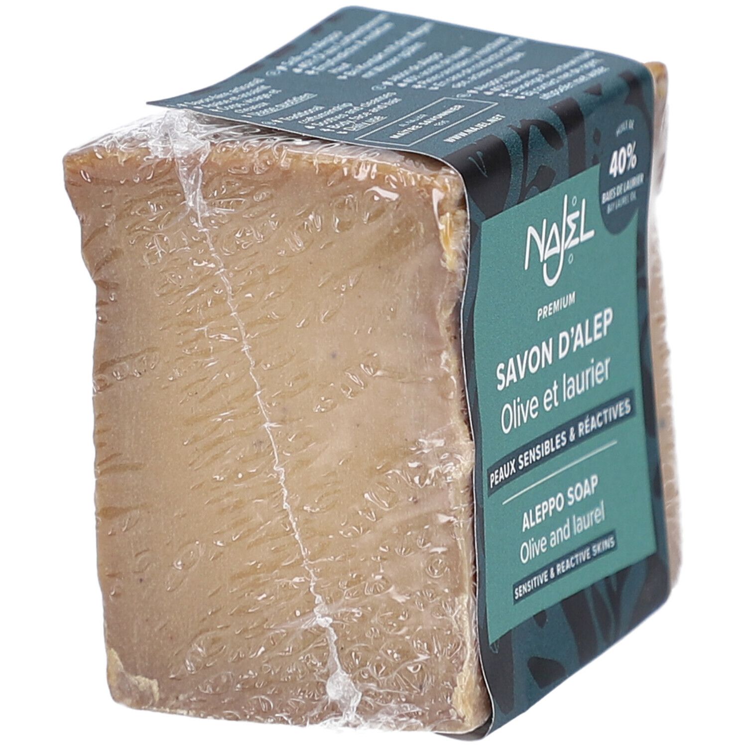 Zeepblok verpakt in folie. Op de verpakking staat "Najel Savon d'Alep Olive et Laurier".