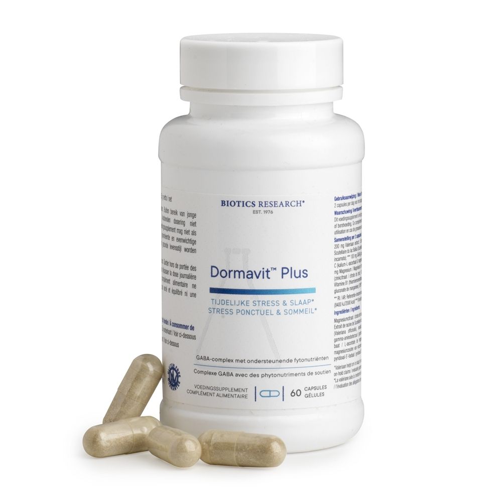 Witte fles met capsules en 3 capsules ernaast. Opschrift: Dormavit Plus, 60 capsules. Tekst: Stress & Slaap.