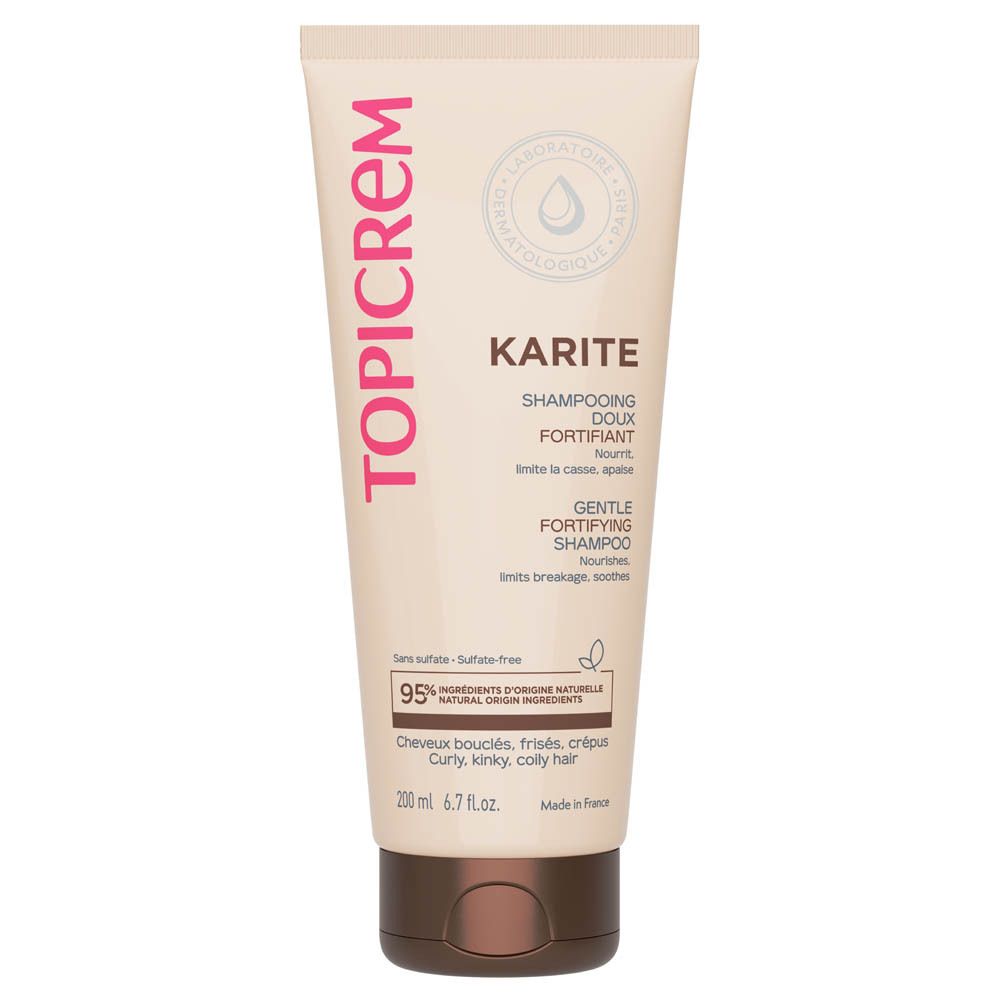 Beige tube met roze opschrift TOPICREM. KARITE SHAMPOOING DOUX FORTIFIANT, GENTLE FORTIFYING SHAMPOO. Bevat 95% natuurlijke ingrediënten. Voor krullend haar.