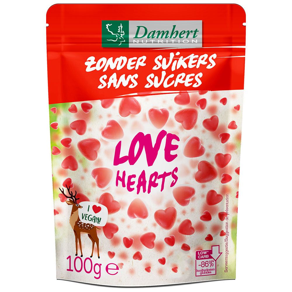 Rode hartvormige snoepjes in een rode en witte verpakking. Opschrift: Love Hearts, Zonder Suikers, Sans Sucres. Vegan.