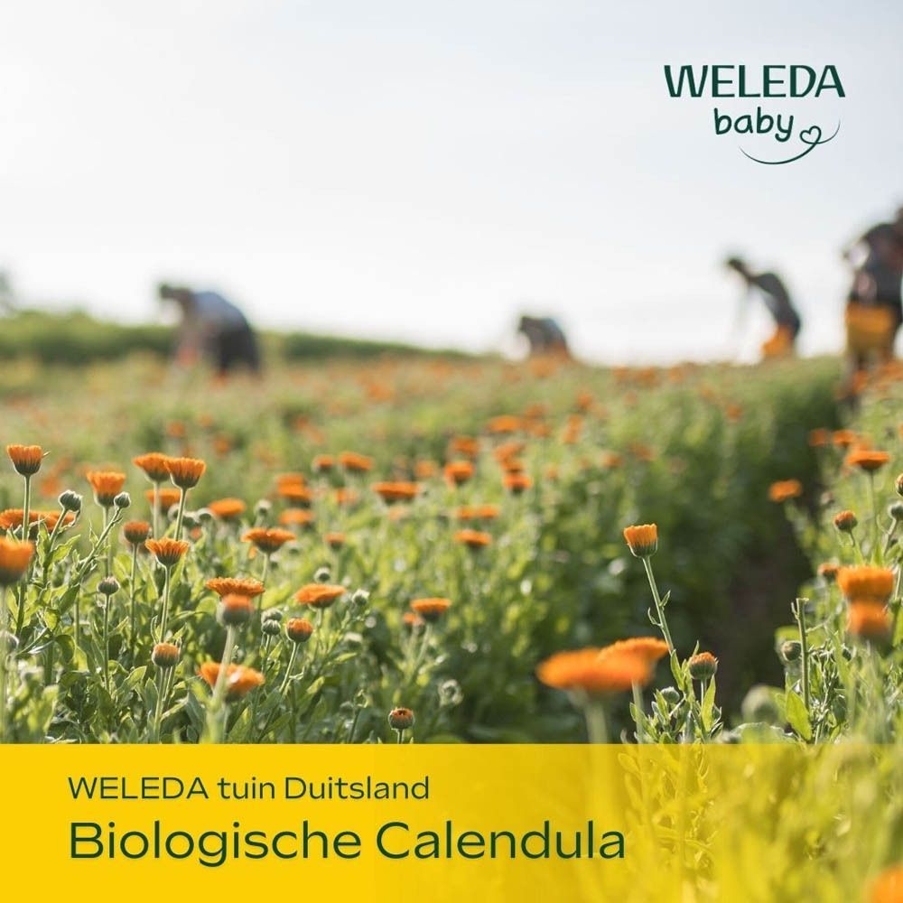 Weleda Calendula Babyverzorging. Moeder met baby buiten, omringd door goudsbloemen.