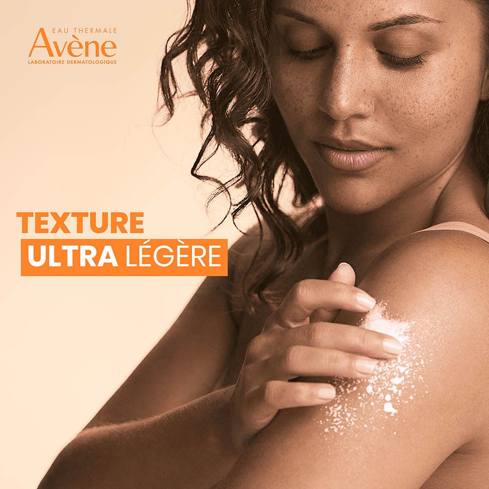 Femme avec logo Avene et texte 'TEXTURE ULTRA LÉGÈRE'. Poudre sur l'épaule.