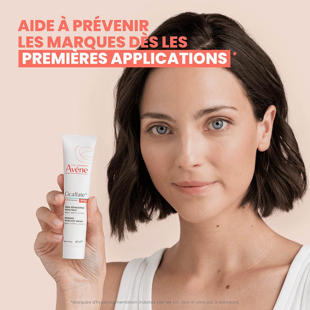 Une femme tenant un tube de Avène Cicalfate+ crème réparatrice protectrice SPF 50+.