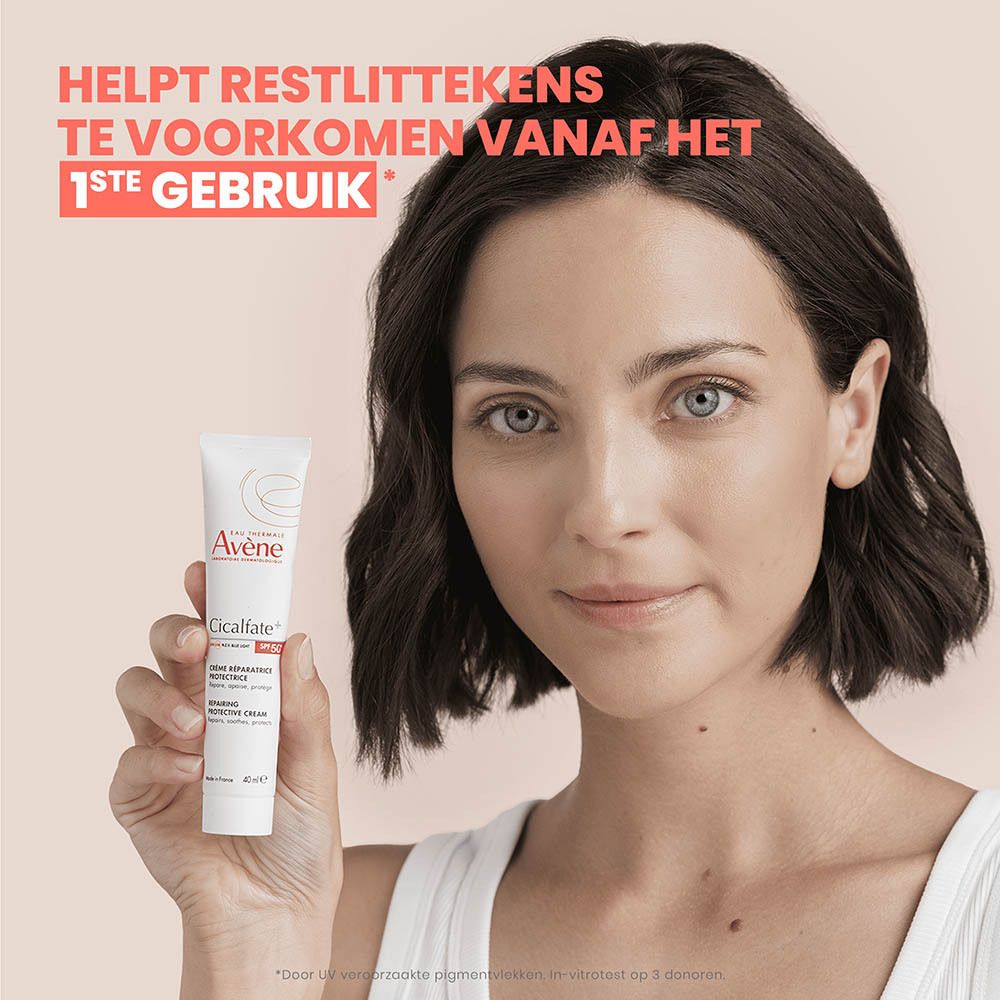 Avene Cicalfate+ herstellende beschermende crème met SPF 50+ aangebracht door een vrouw op haar arm.