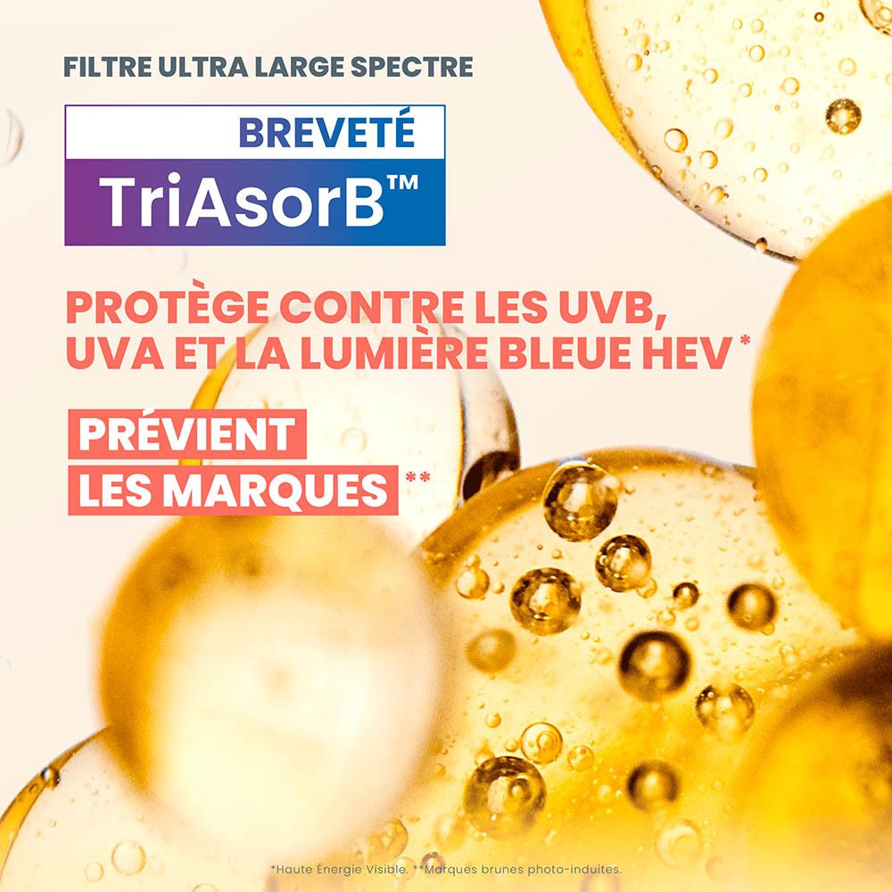 Avène Cicalfate+ crème réparatrice protectrice SPF 50+ sur un socle blanc avec échantillon de crème.