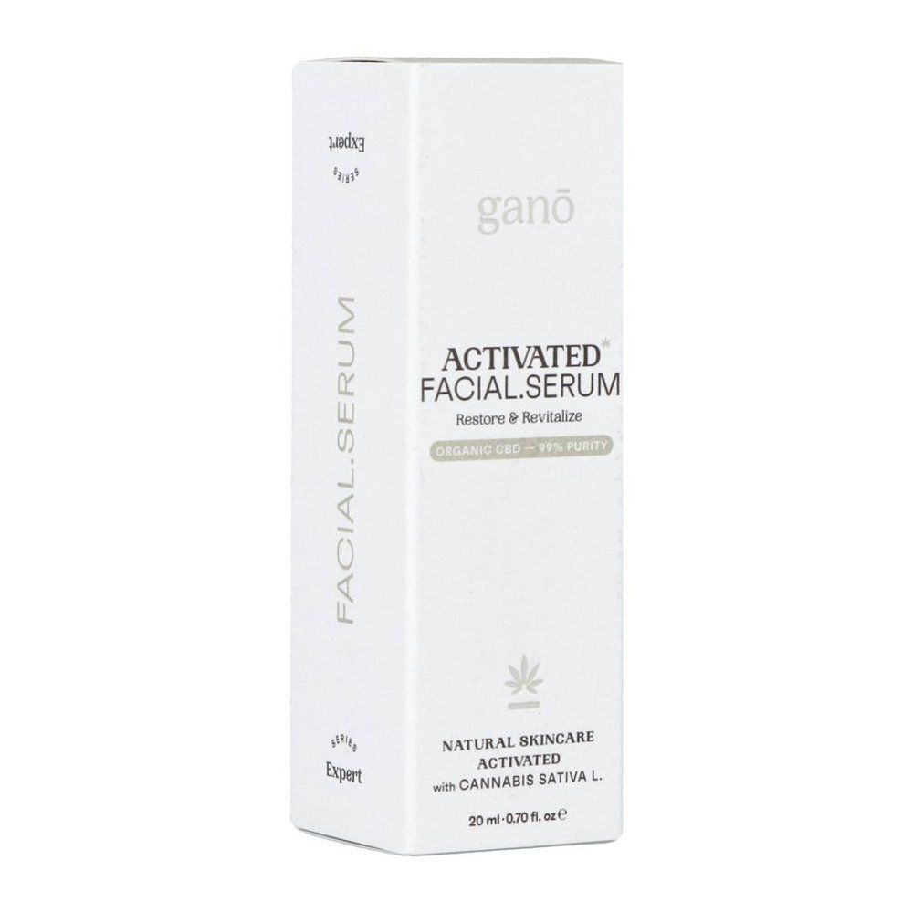 Witte verpakking met productnaam en logo. Tekst: Natural Skincare Activated with Cannabis Sativa L. Cannabis blad symbool.