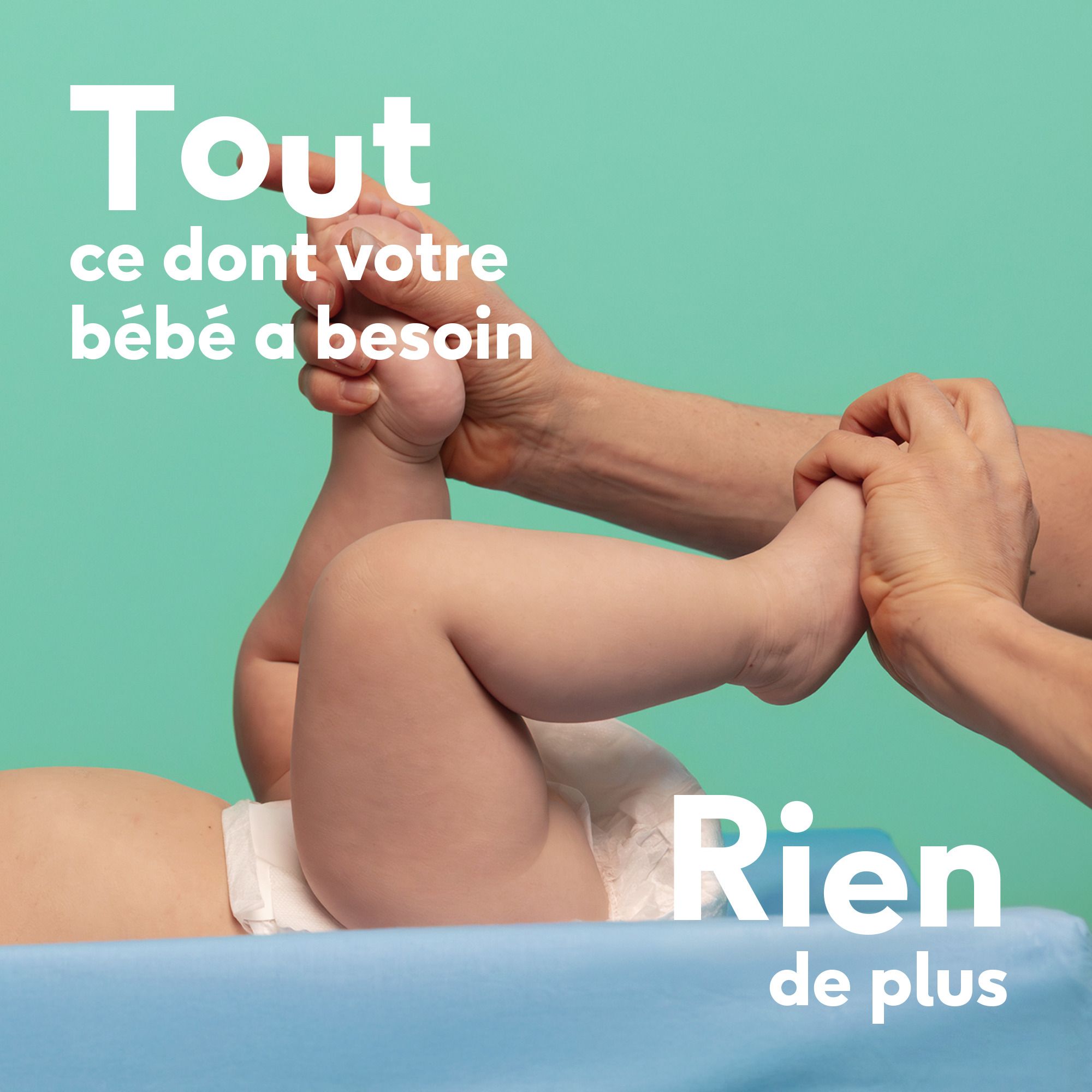 Pieds de bébé tenus par des mains. Inscription : Tout ce dont votre bébé a besoin, rien de plus.