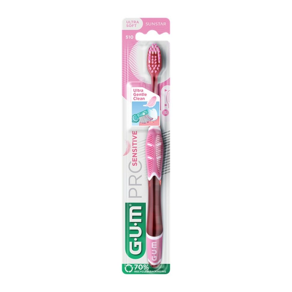 Roze-rode GUM® PRO SENSITIVE tandenborstel. Transparante handgreep, roze borstelharen. Naam en merk zichtbaar.