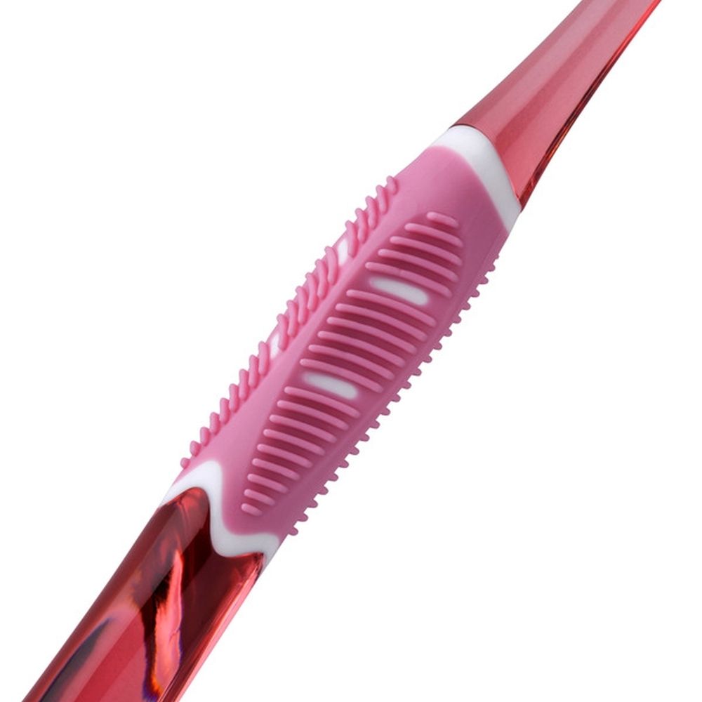 Close-up van de handgreep van een roze tandenborstel. Geribbelde, roze oppervlak met witte accenten.