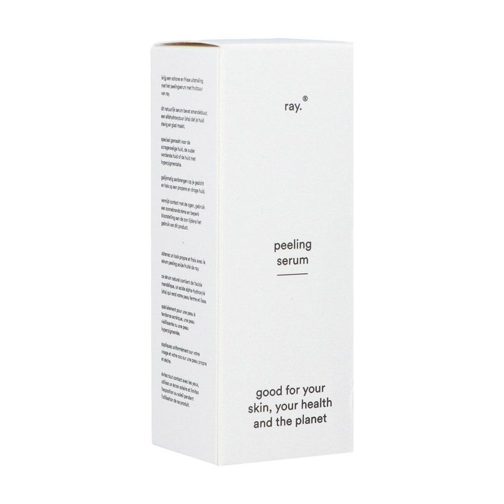 Witte verpakking met tekst. Op de verpakking staat "ray.", "peeling serum" en andere teksten.