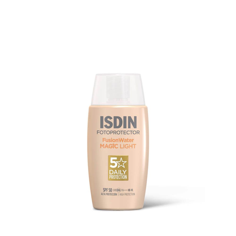 Beige fles met witte dop. ISDIN Fotoprotector FusionWater Magic Light, SPF 50, 5 sterren Daily Protection.