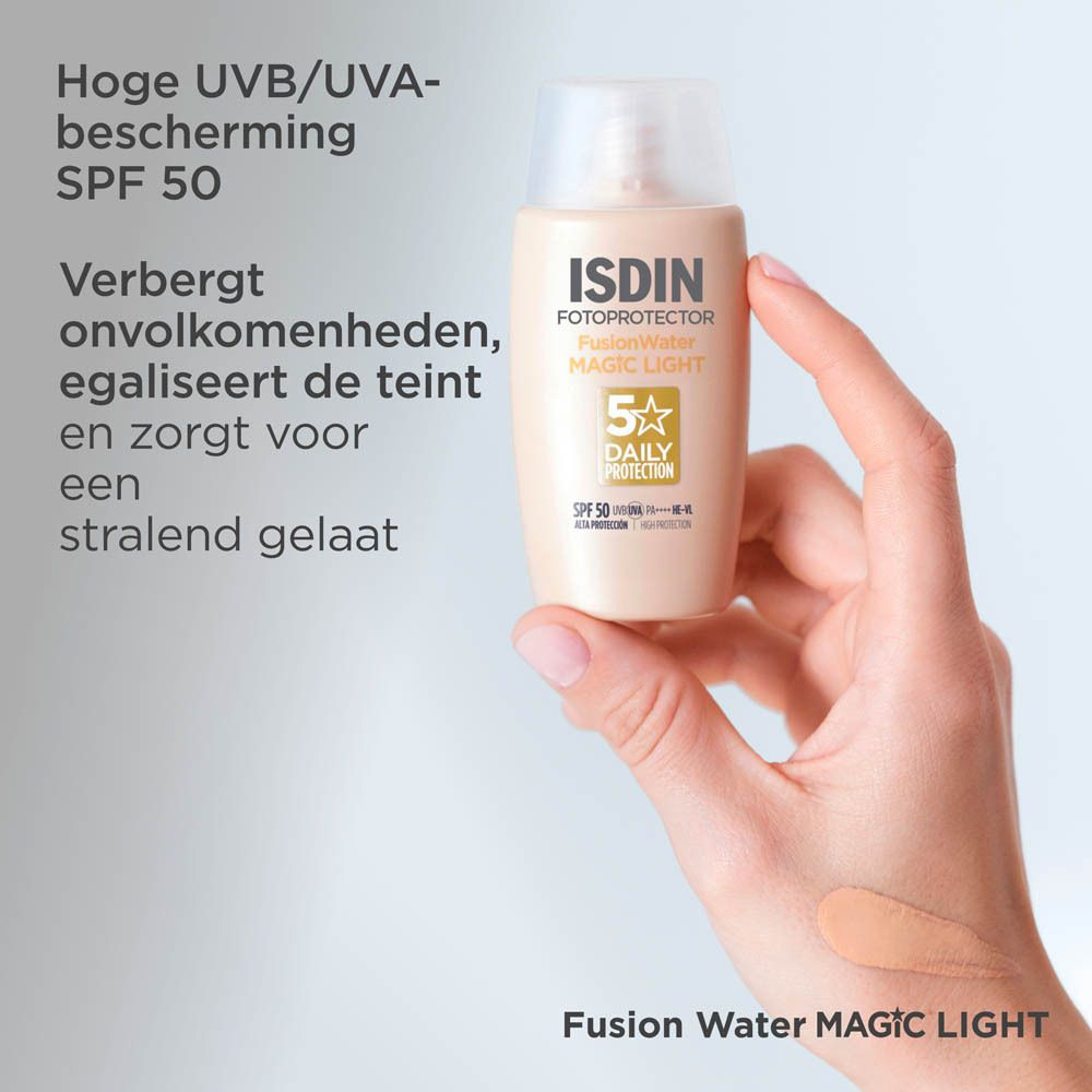 ISDIN Fotoprotector FusionWater Magic Light. Fles met dop. Vrouw houdt product vast. Tekst op de afbeelding.