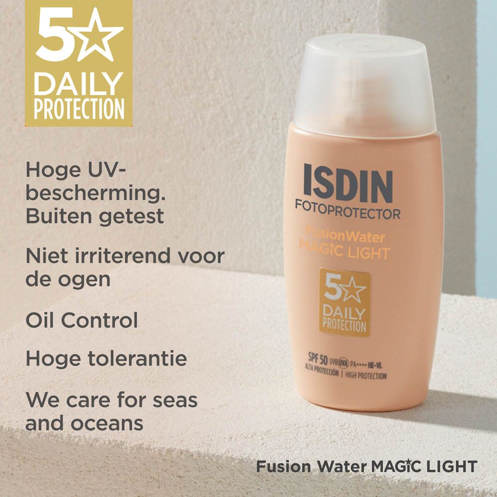 ISDIN Fotoprotector FusionWater Magic Light. Fles met dop. Tekst op de afbeelding. Productkenmerken.