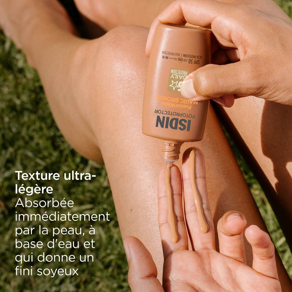 Femme tenant ISDIN Fotoprotector Magic Bronze. Crème solaire appliquée sur la main. Gros plan.