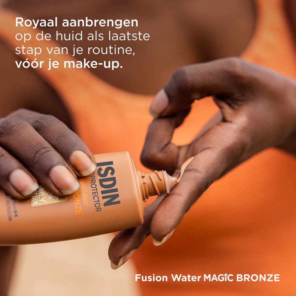 Vrouw brengt zonnebrandcrème aan. ISDIN Fotoprotector FusionWater Magic Bronze.