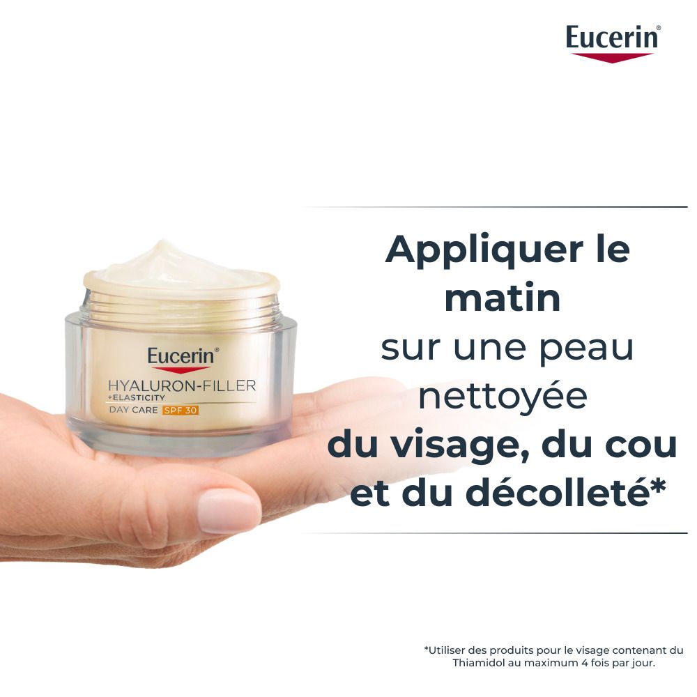 Femme avec Eucerin Hyaluron-Filler + Elasticity Soin de Jour SPF 30.