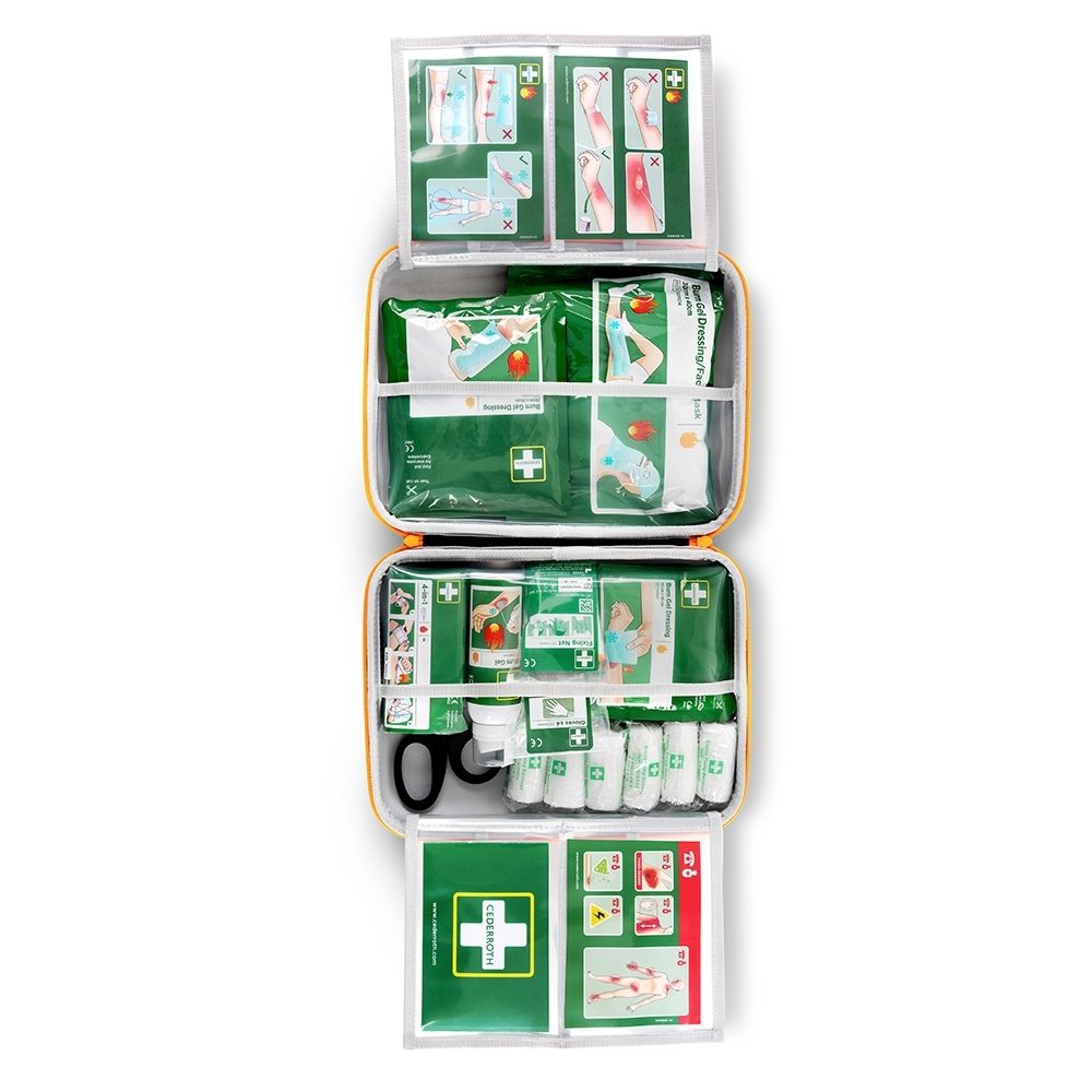 Trousse de premiers secours pour brûlures, ouverte, avec instructions détaillées et matériel de pansement.