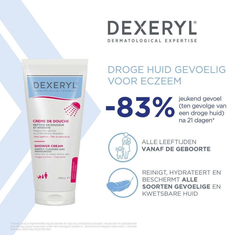 Vrouw houdt een tube Dexeryl Crème de Douche vast. Productnaam en logo zichtbaar. Achtergrond: beige.