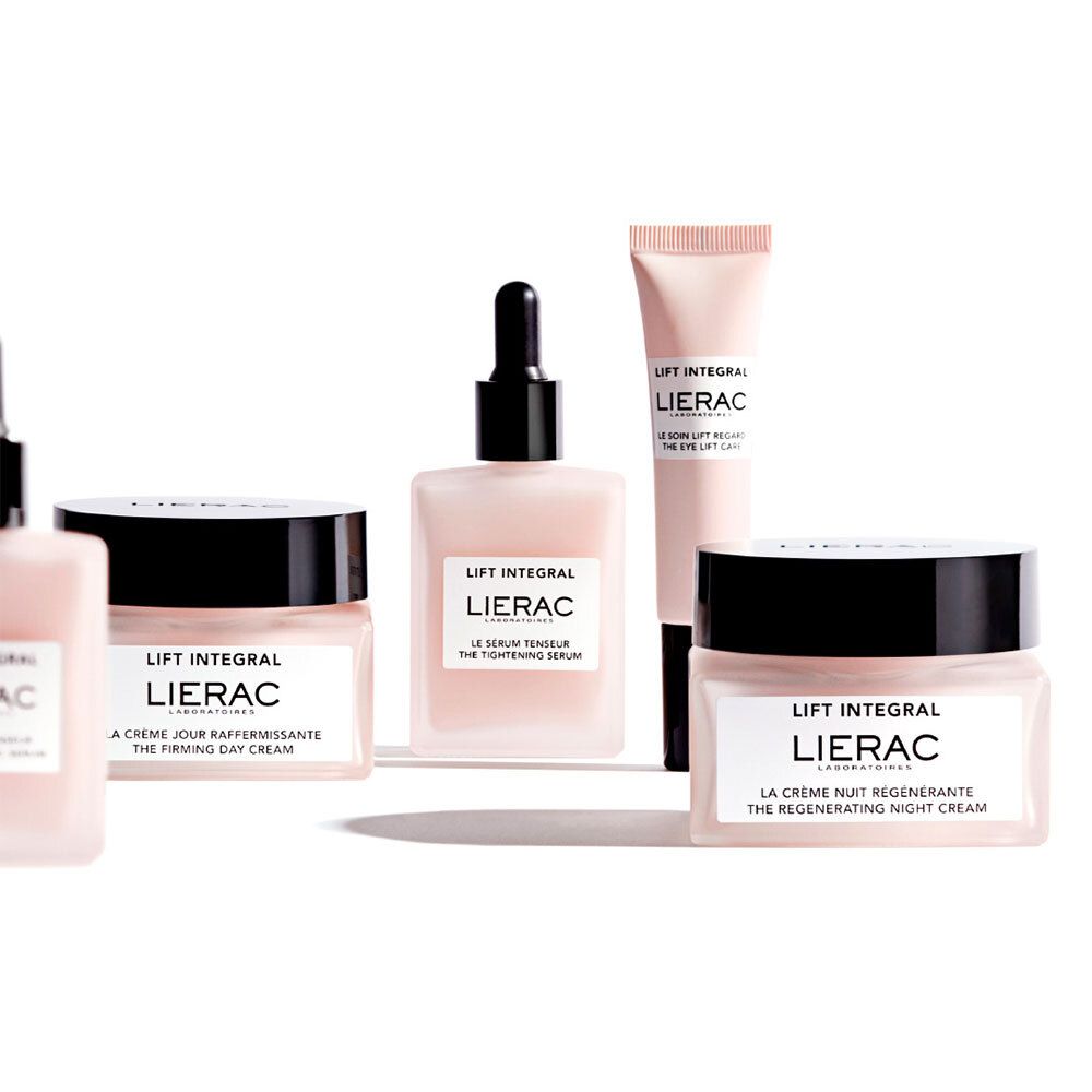 Verschillende LIERAC producten: serum, crème, oogcrème. Allemaal in roze flacons en potten. Opschrift: LIFT INTEGRAL.