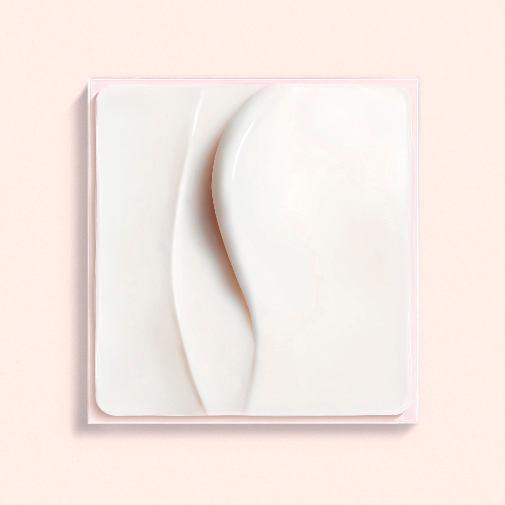 Motif de crème blanche sur fond rose. Forme carrée.