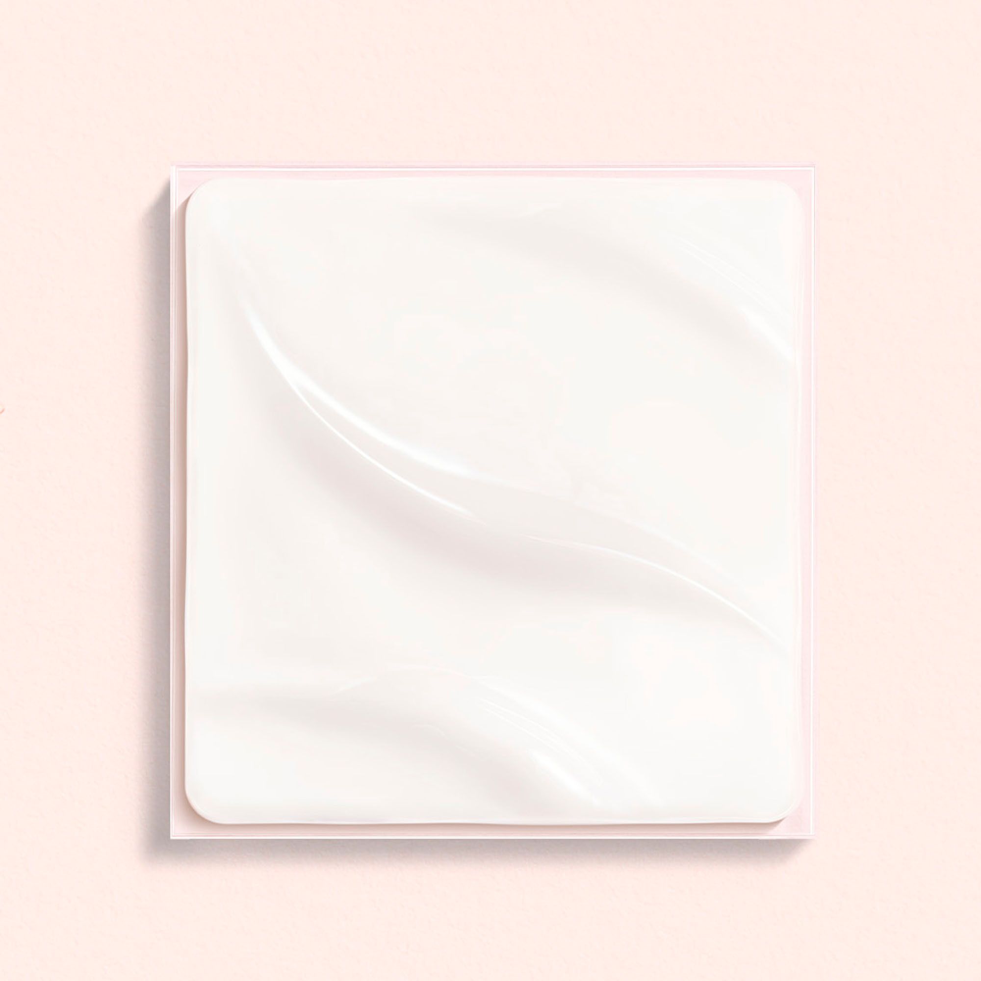 Crème blanche carrée sur fond rose. Légères ondulations visibles dans la crème.