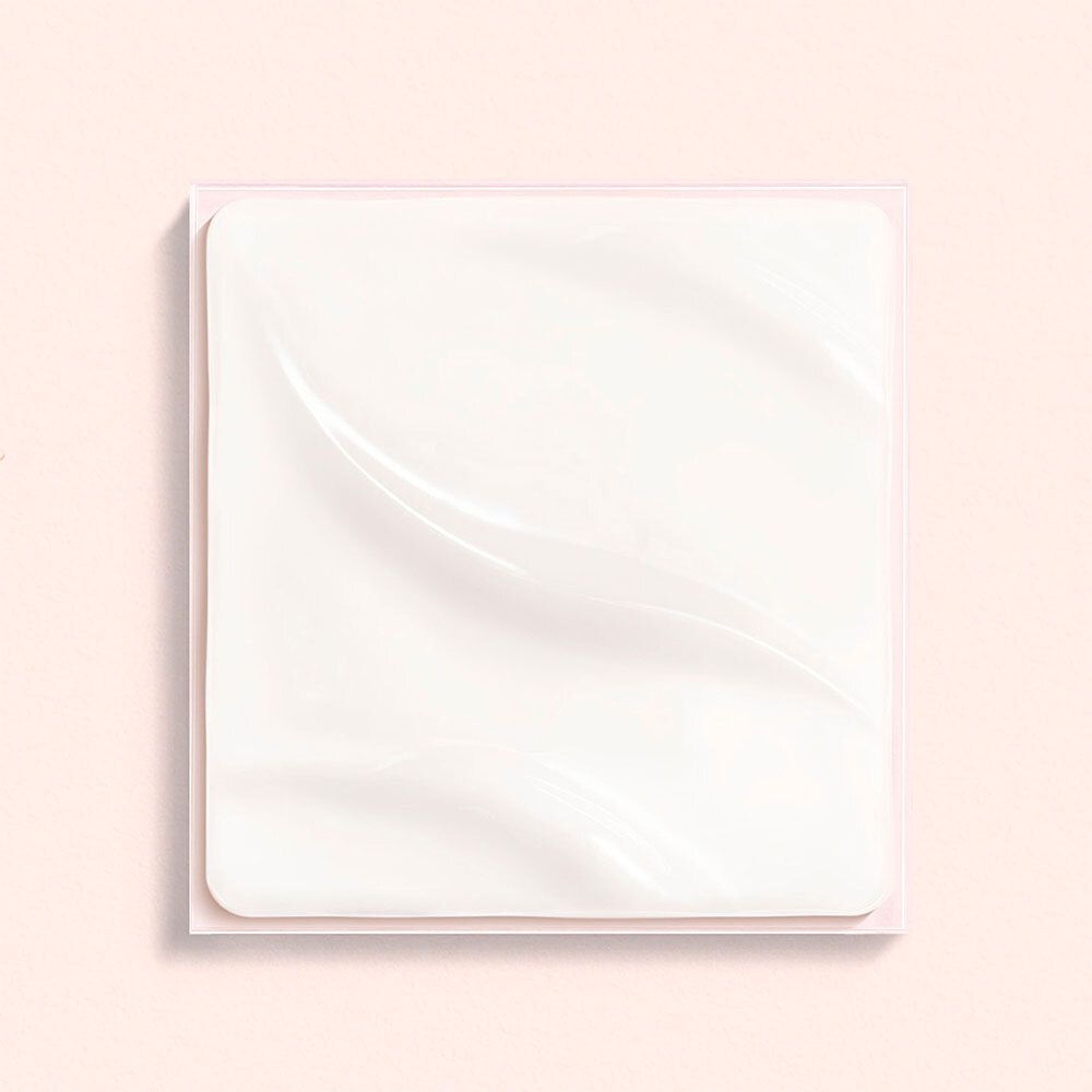 Crème blanche carrée sur fond rose. Légère texture ondulée.
