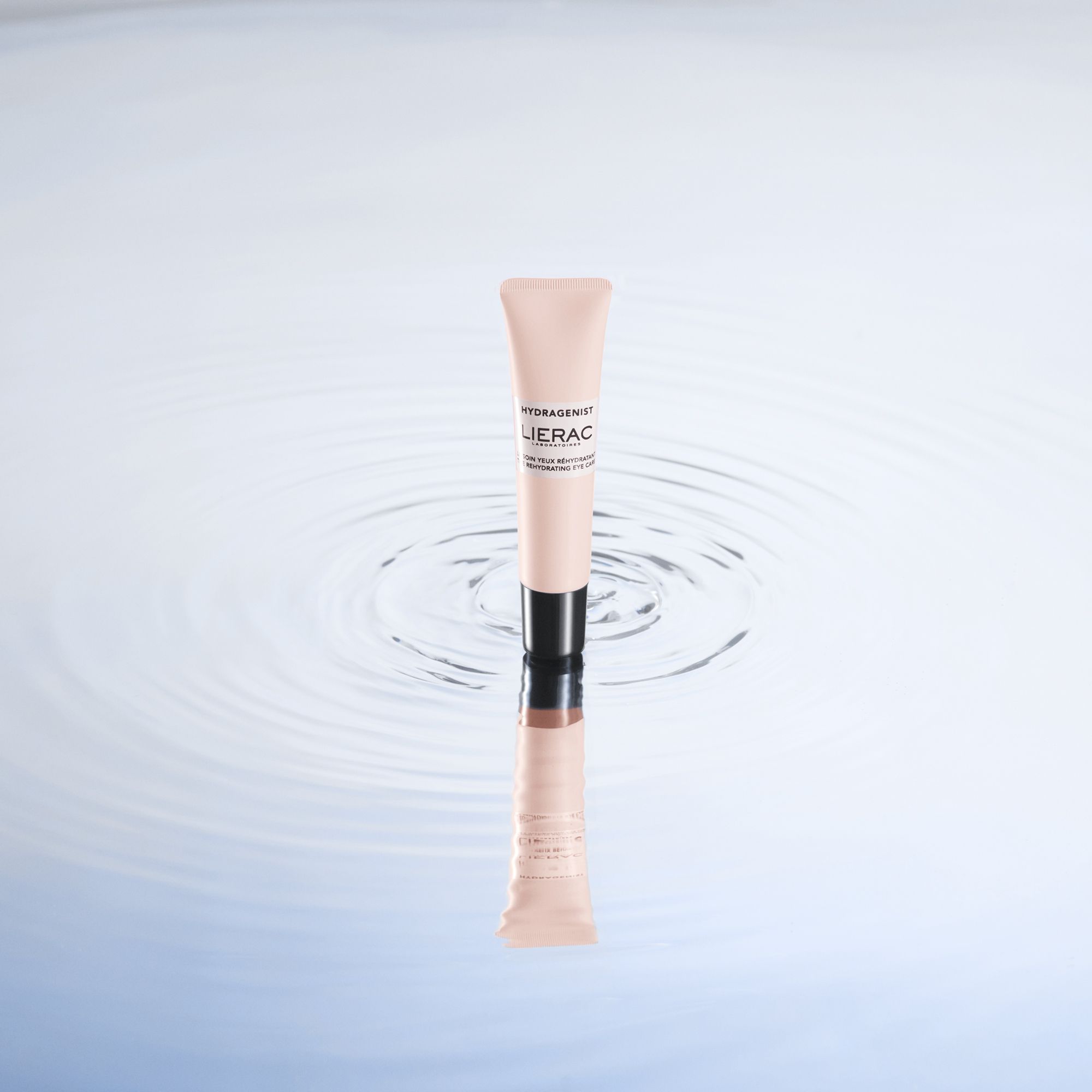Tube dans l'eau. Inscription: Hydragenist, LIERAC. Texte: Le soin yeux réhydratant, The rehydrating eye care.
