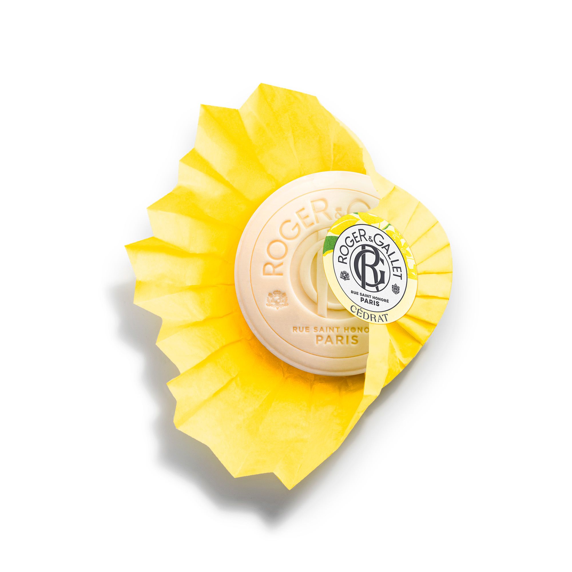 Close-up van gele zeep. Opschrift: Roger & Gallet, Cédrat. Verpakt met geel papier.