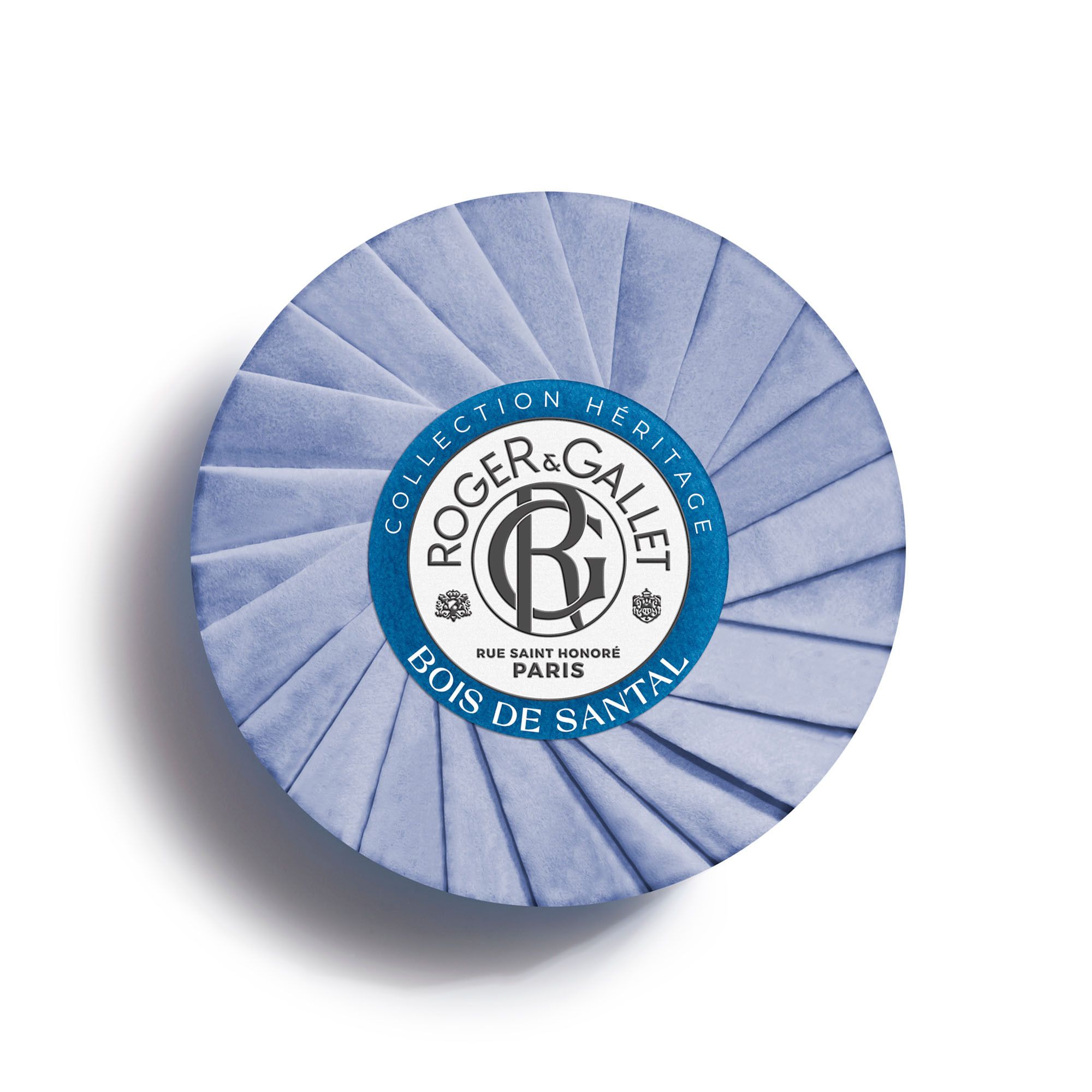 Ronde zeep in blauw papier. Tekst: Roger & Gallet, Bois de Santal. Collection Heritage.
