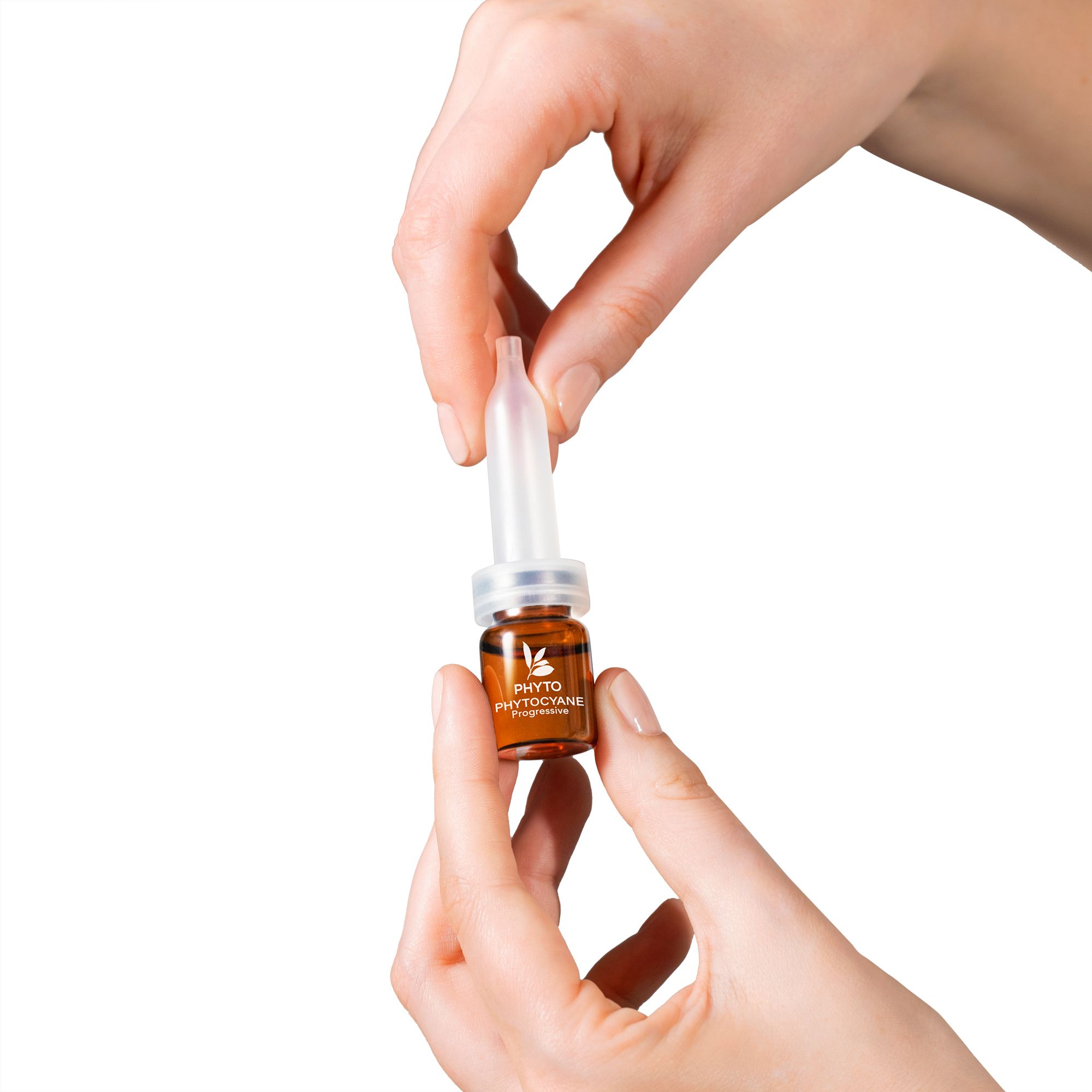 Gele vloeistof in een ronde, transparante schaal. Cirkelvormig patroon.