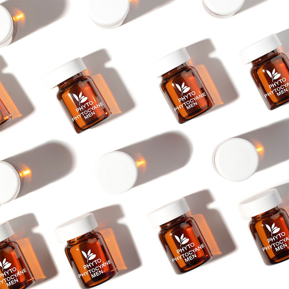 Plusieurs petites fioles marron avec des couvercles blancs. Texte: PHYTO, PHYTO-CYANE-MEN. Sur fond blanc.