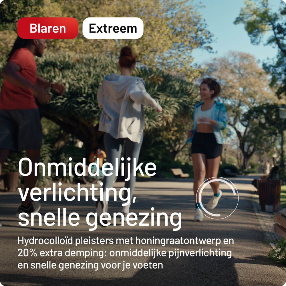 Drie stappen voor het aanbrengen van Compeed® Blarenpleisters. Hand toont applicatie.