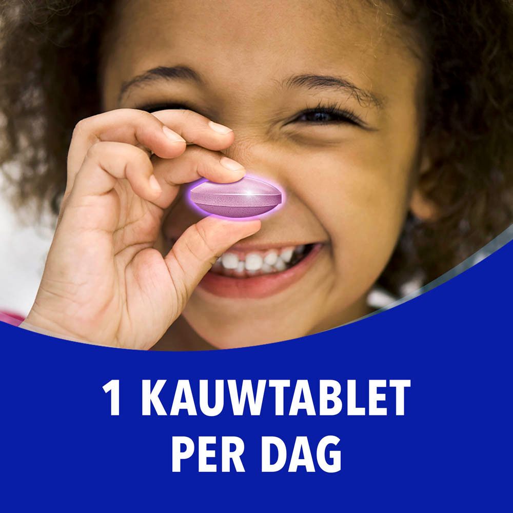 Kind houdt roze tablet vast. Tekst: 1 kauwtablet per dag.