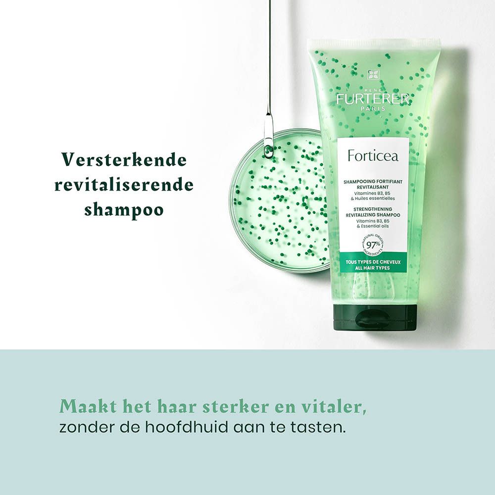 Groene shampoofles met kleine bolletjes, ernaast een petrischaal met vergelijkbare vloeistof.