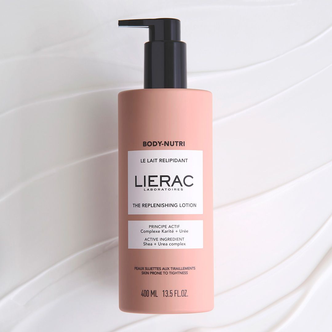 Roze fles met zwarte pomp. Opschrift: LIERAC, BODY-NUTRI, THE REPLENISHING LOTION.