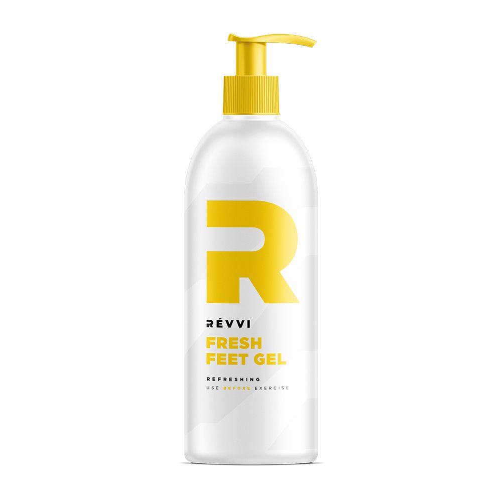 Flacon blanc avec pompe jaune. Grand "R" jaune et nom du produit : RÉVVI FRESH FEET GEL. Texte : REFRESHING FOR ACTIVE EXERCISE.