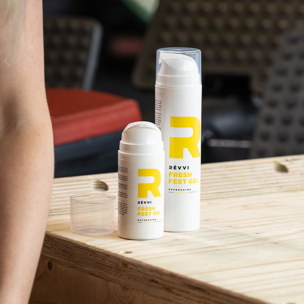 Deux flacons RÉVVI FRESH FEET GEL. Un petit et un grand flacon. Les deux avec "R" jaune et pompe jaune.