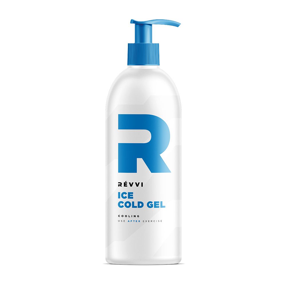 Witte fles met blauw "R"-logo en tekst: RÉVVI ICE COLD GEL. Met blauwe pomp. Verkoelend, na het sporten.
