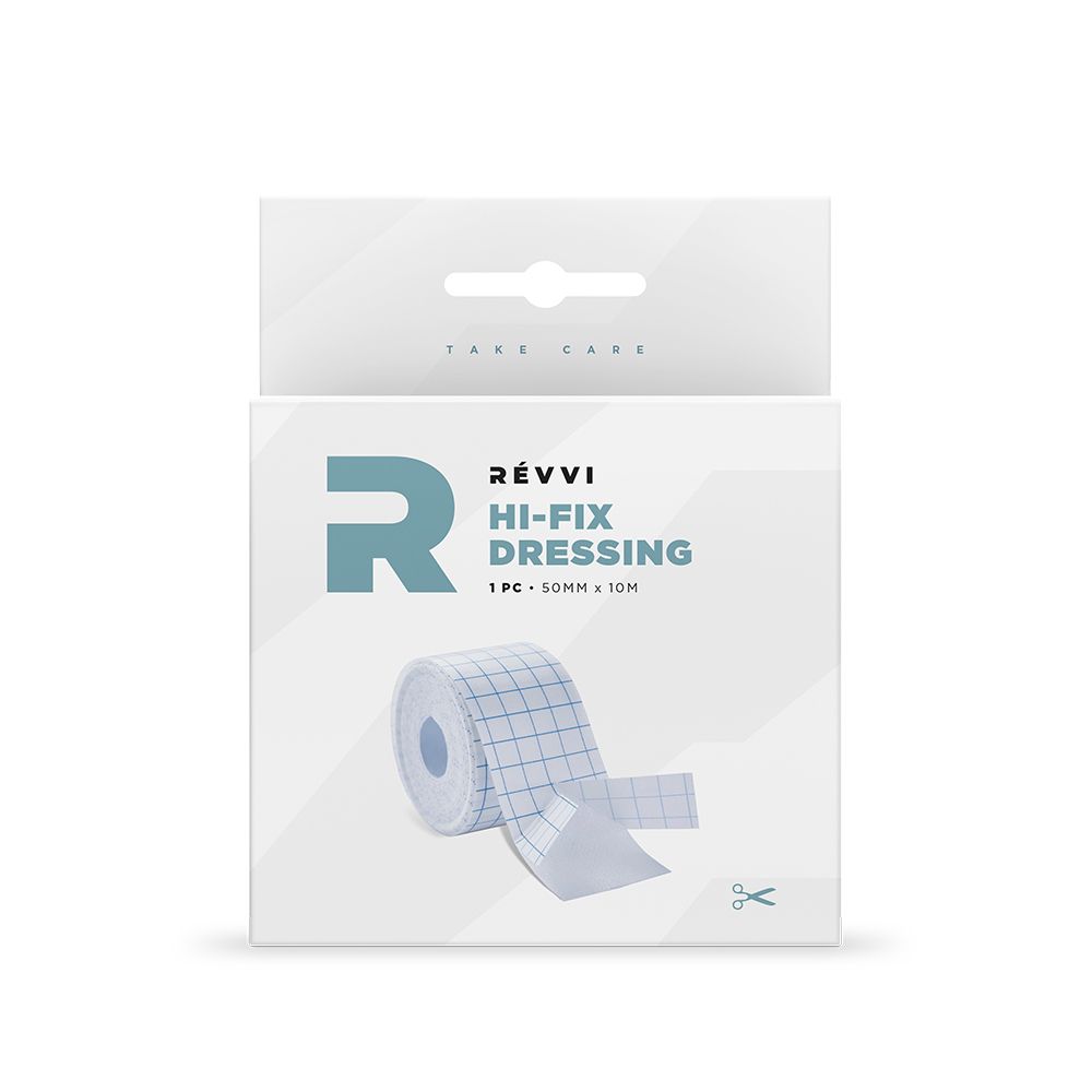 Emballage avec rouleau HI-FIX DRESSING. Logo RÉVVI, nom du produit et dimensions. Symbole ciseaux.