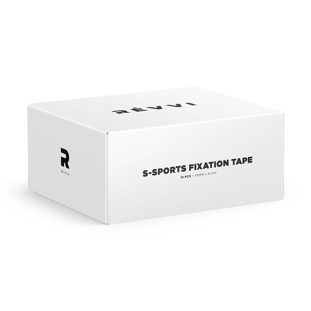 Witte doos met tekst: RÉVVI, S-SPORTS FIXATION TAPE, 12 stuks, 40 mm x 9,14 m. Productverpakking.