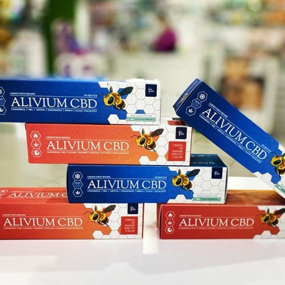 Productverpakking. Opschrift: Alivium CBD. Bijenlogo. Merk: The Beemine Lab.