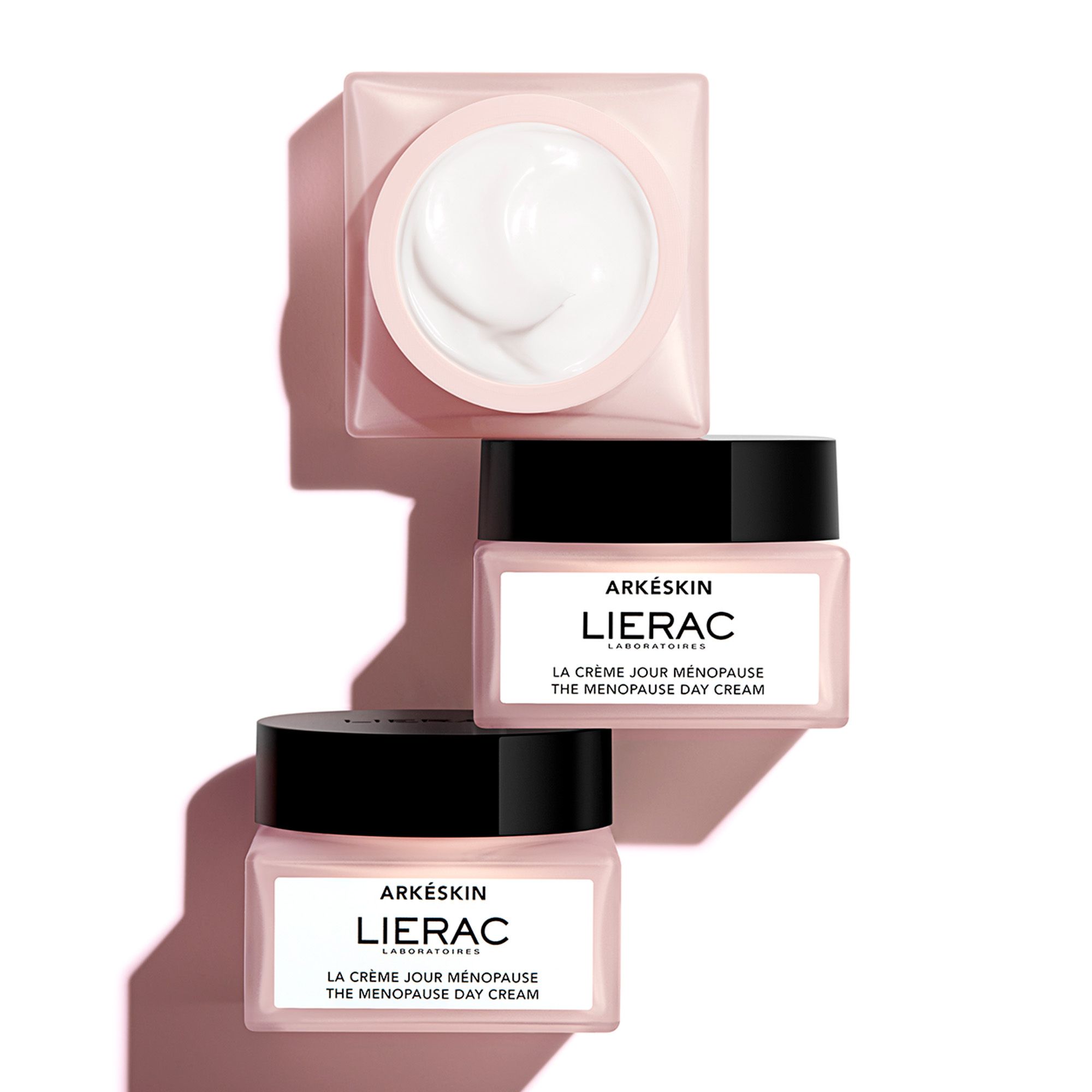 Trois pots de crème. Étiquette : Arkéskin, LIERAC, La Crème Jour Ménopause, The Menopause Day Cream.