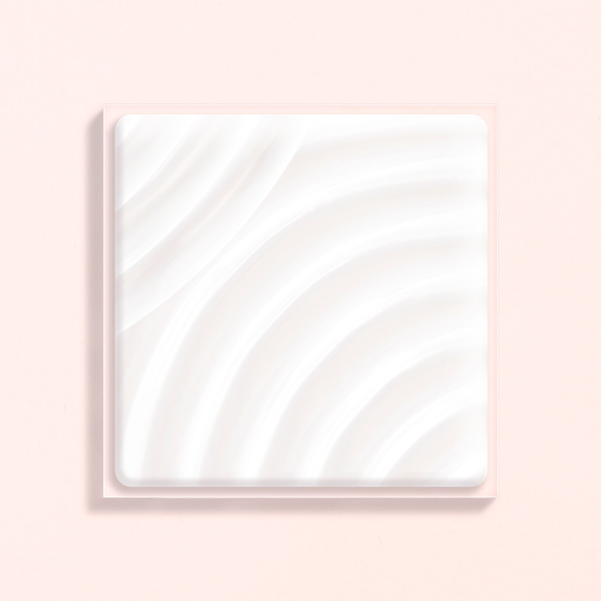 Vierkante witte crème op roze achtergrond. Golvende textuur.