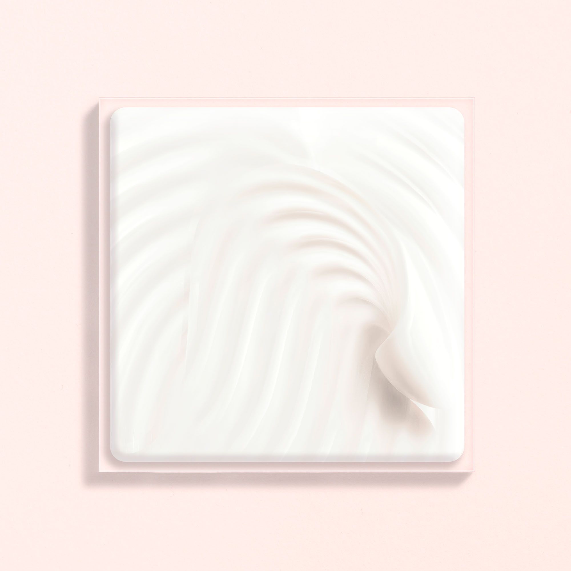 Texture de crème sur fond rose. La crème est blanche et ondulée.