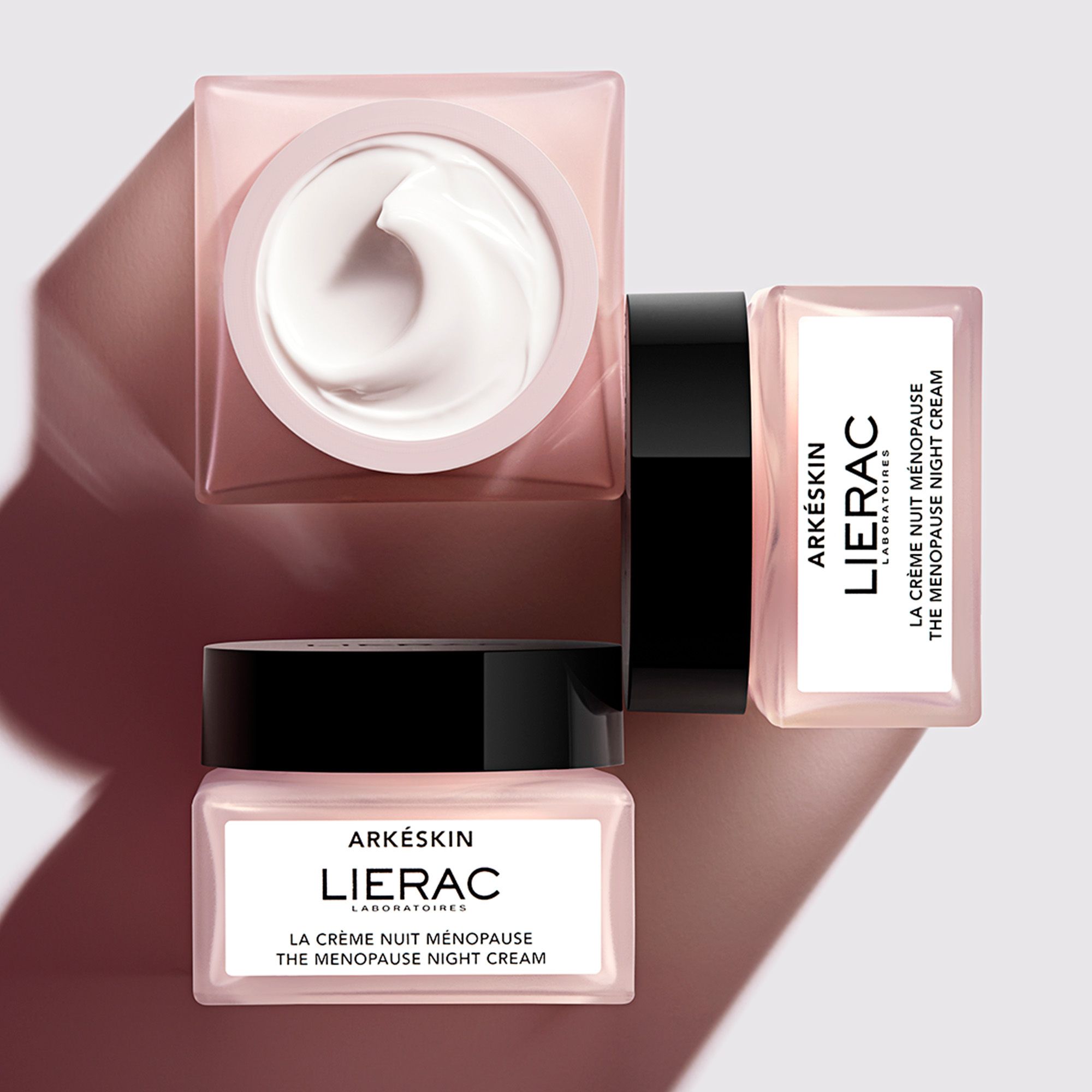 Plusieurs pots de crème et emballages. Sur les pots : Arkéskin, LIERAC, La Crème Nuit Ménopause.