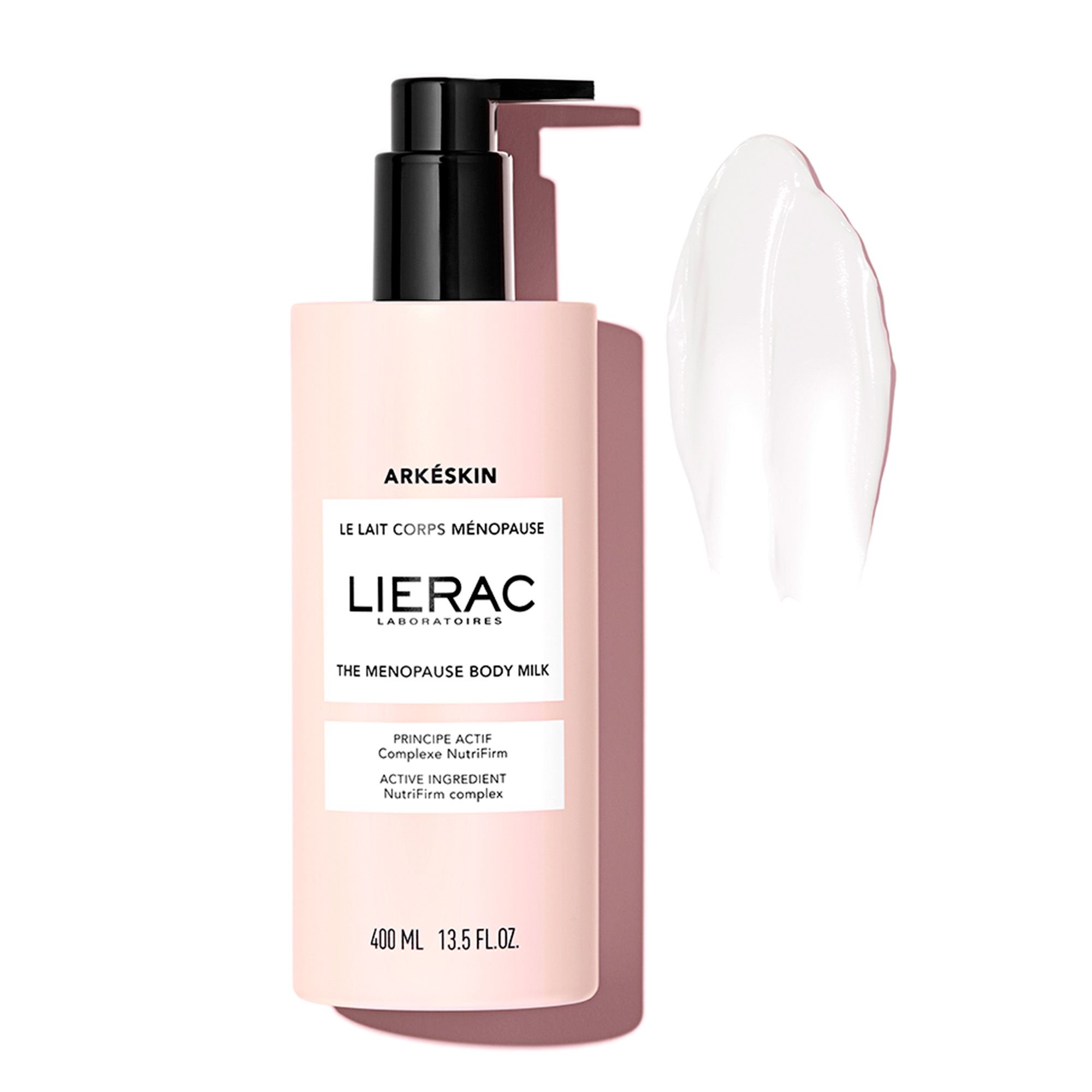 Flacon rose avec pompe noire et goutte de crème. Inscriptions : Arkéskin, Le Lait Corps Ménopause, Lierac.